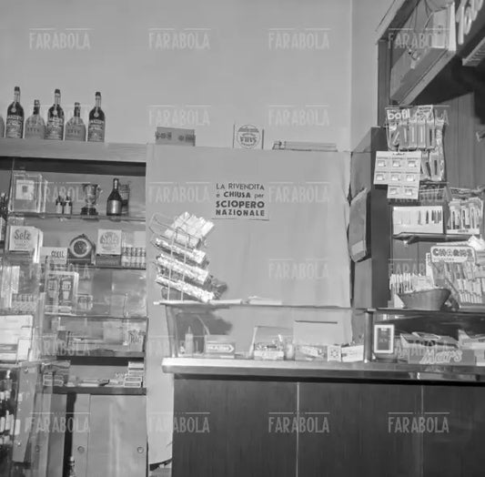 Bar tabacchi chiuso per lo sciopero dei tabaccai, Milano, 1975