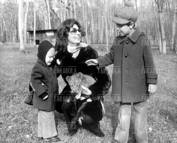 Sophia Loren con i figli Carlo ed Edoardo e un leone, Parco di Saint-Vrain, 1975