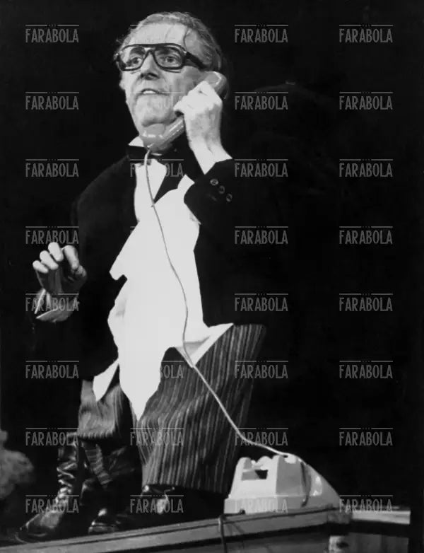 Dario Fo nello spettacolo Fanfani rapito, Palazzina Liberty, Milano, 1975