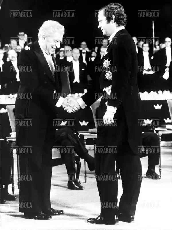 Re Carlo XVI Gustavo ed Eugenio Montale, Premio Nobel per la Letteratura, Stoccolma, 1975