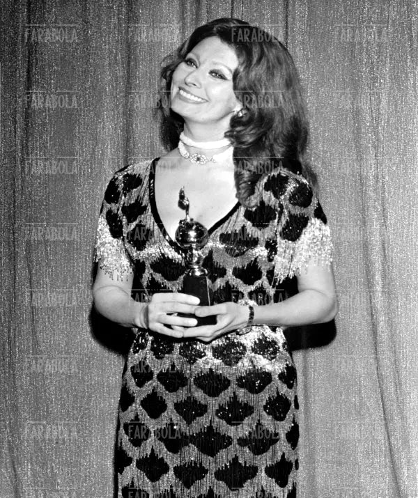 Sophia Loren con il Golden Globe, Hollywood, 1977