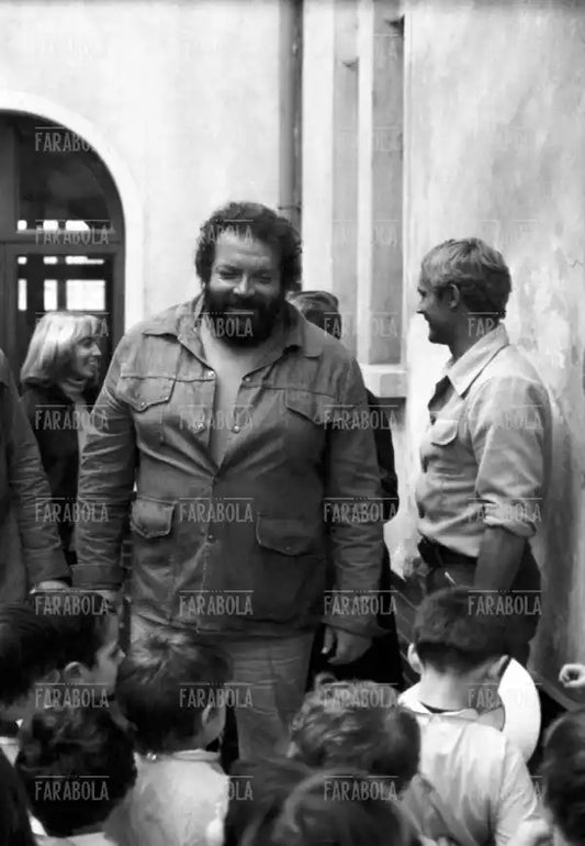 Bud Spencer e Terence Hill con dei bambini, film I due superpiedi quasi piatti, Milano, 1977