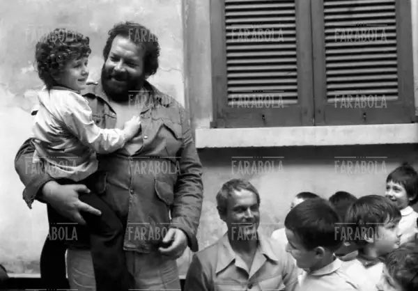 Bud Spencer e Terence Hill con dei bambini, film I due superpiedi quasi piatti, Milano, 1977