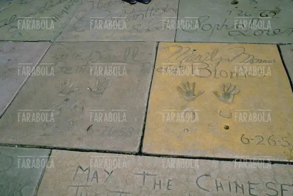 Impronte di Sophia Loren, Marilyn Monroe e Charlton Heston davanti al Chinese Theatre, Hollywood, anni 80