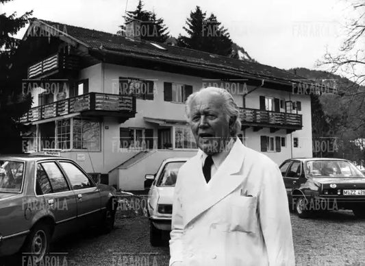 Il dottor Josef Issels davanti alla sua clinica, Germania, 1981