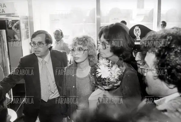 Sophia Loren e la sorella Maria Scicolone all'aeroporto prima del carcere per evasione fiscale, Roma, 1982