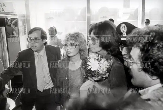 Sophia Loren e la sorella Maria Scicolone all'aeroporto prima del carcere per evasione fiscale, Roma, 1982