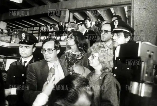 Sophia Loren e la sorella Maria Scicolone all'aeroporto prima del carcere per evasione fiscale, Roma, 1982