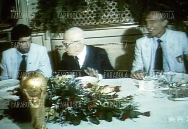 Dino Zoff, Sandro Pertini ed Enzo Bearzot con la Coppa del Mondo, finale Italia-Germania, Madrid, 1982