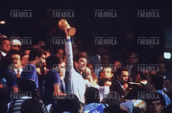 Dino Zoff alza la Coppa del Mondo, finale Italia-Germania, Madrid, 1982