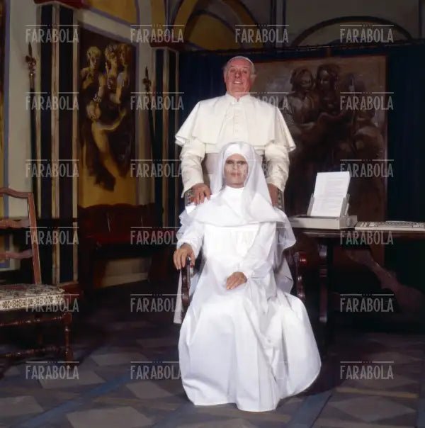 Dario Fo vestito da Papa e Franca Rame da suora, Commedia Il Papa e la strega, 1989