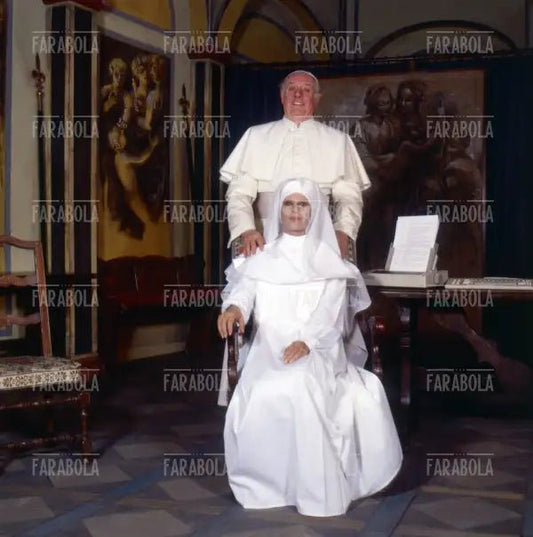 Dario Fo vestito da Papa e Franca Rame da suora, Commedia Il Papa e la strega, 1989