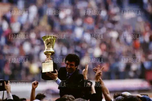 Dino Zoff portato in trionfo con la Coppa Italia, Stadio Meazza, Milano, 1990