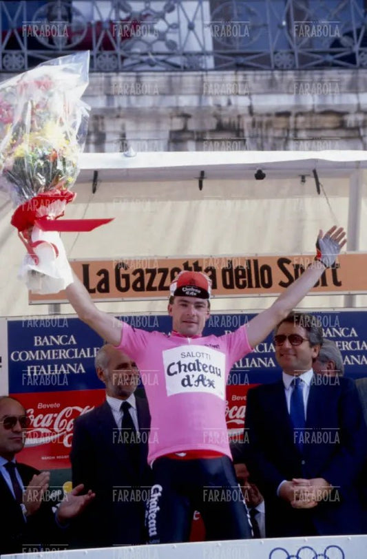 Gianni Bugno sul podio del Giro d'Italia, Milano, 1990
