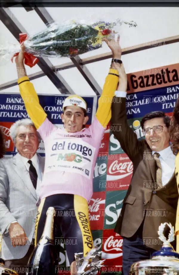 Vincenzo Torriani, Franco Chioccioli e Vincenzo Scotti sul podio del Giro d'Italia, Milano, 1990