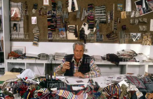 Ottavio Missoni nel suo studio, Sumirago, anni 90