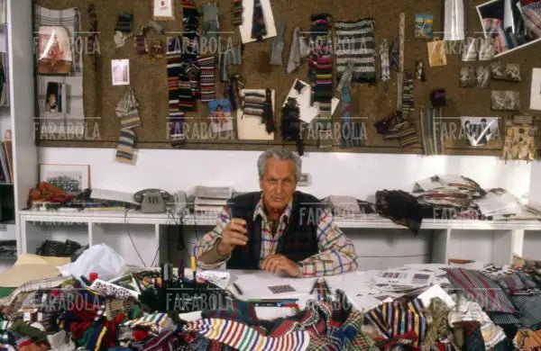 Ottavio Missoni nel suo studio, Sumirago, anni 90