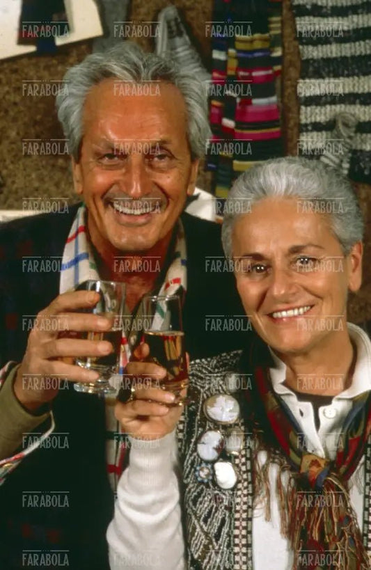 Ottavio e Rosita Missoni brindano nel loro studio, Sumirago, anni 90