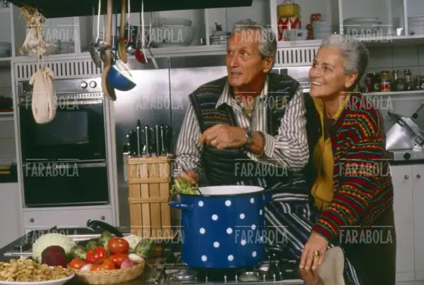 Ottavio e Rosita Missoni nella cucina di casa, Sumirago, anni 90
