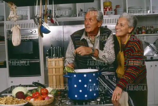 Ottavio e Rosita Missoni nella cucina di casa, Sumirago, anni 90
