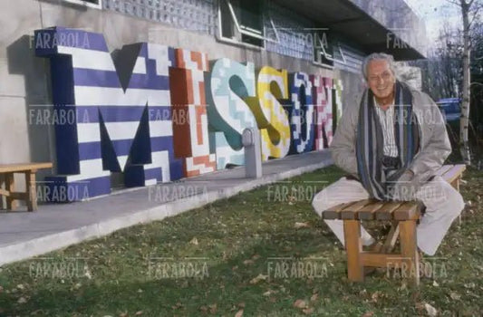 Ottavio Missoni davanti alla sede della sua azienda, Sumirago, anni 90