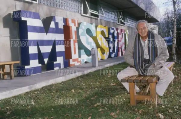 Ottavio Missoni davanti alla sede della sua azienda, Sumirago, anni 90
