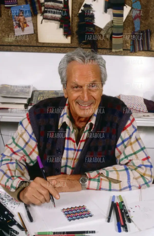 Ottavio Missoni nel suo studio, Sumirago, anni 90