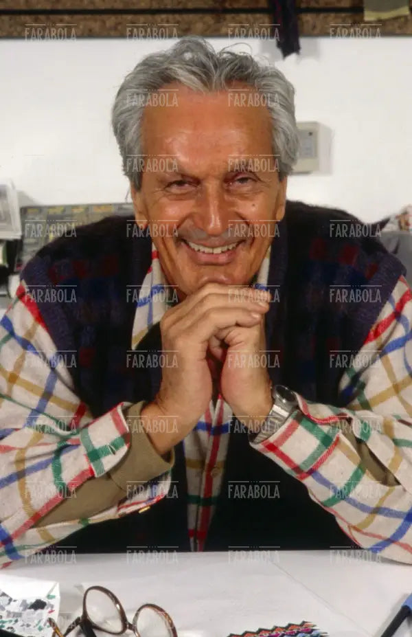 Ottavio Missoni nel suo studio, Sumirago, anni 90