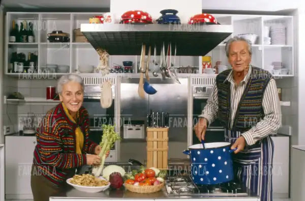 Ottavio e Rosita Missoni nella cucina di casa, Sumirago, anni 90