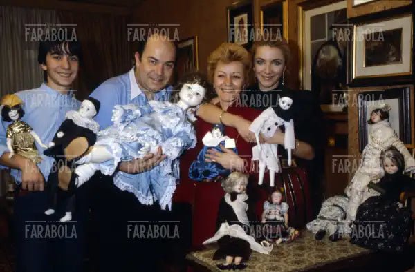 Lino Banfi con la moglie Lucia e i figli Walter e Rosanna a casa, anni 90