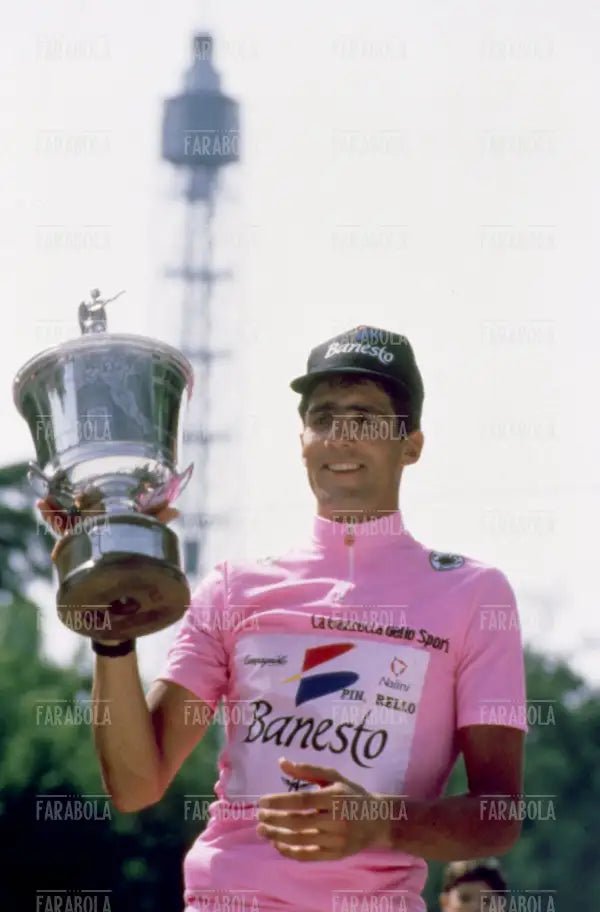 Miguel Indurain vincitore del Giro d'Italia sul podio, Milano, 1992
