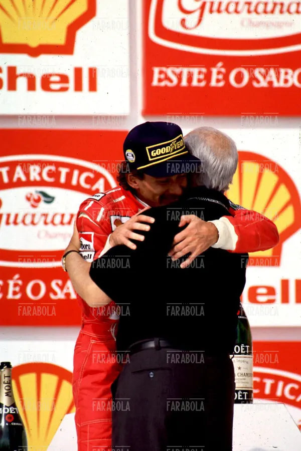 Ayrton Senna sul podio con Juan Manuel Fangio, Gp del Brasile, 1993