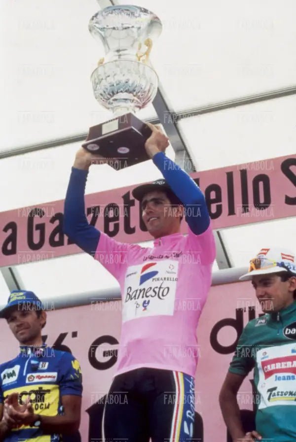 Miguel Indurain vincitore del Giro d'Italia sul podio, Milano, 1993