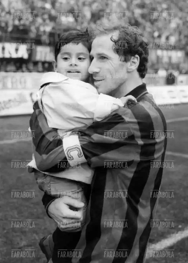 Franco Baresi festeggia lo scudetto con il figlio, Milano, 1994