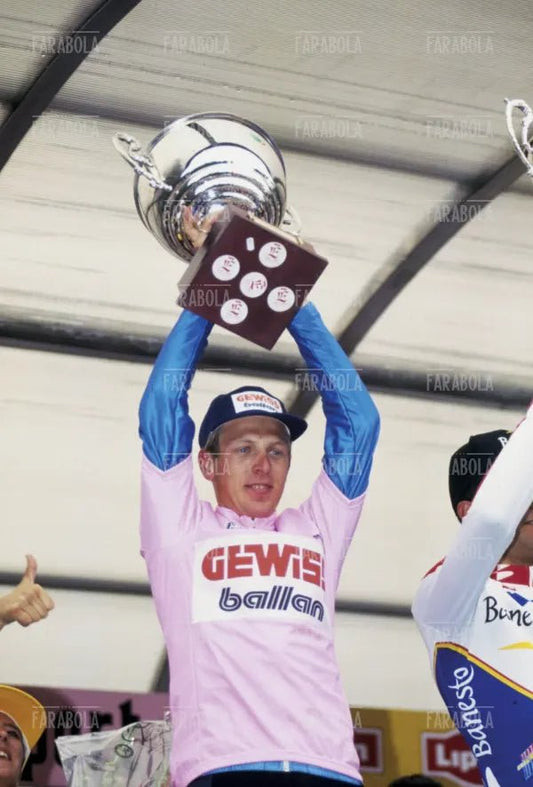 Evgenij Berzin vincitore del Giro d'Italia sul podio, Milano, 1994
