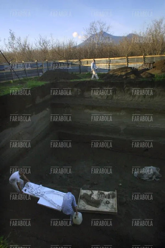 Scheletro di uno schiavo ritrovato negli scavi di Pompei, 1994