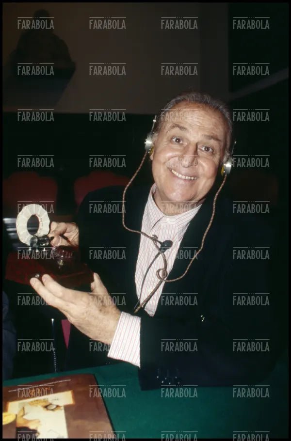 Renzo Arbore con una radio d'epoca, Milano, 1996