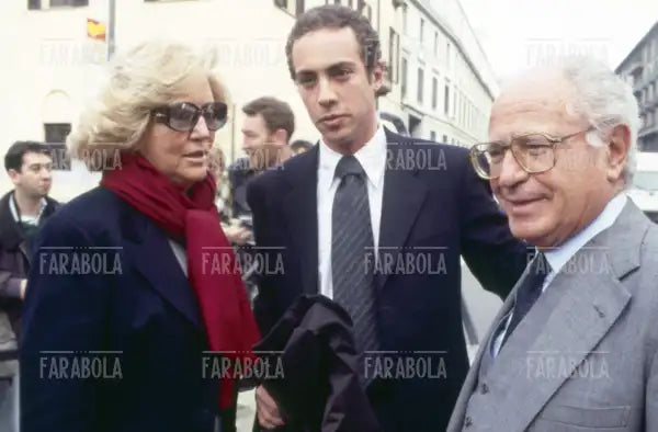 Antonio Maccanico al mercato di piazza San Marco, Milano, 1996