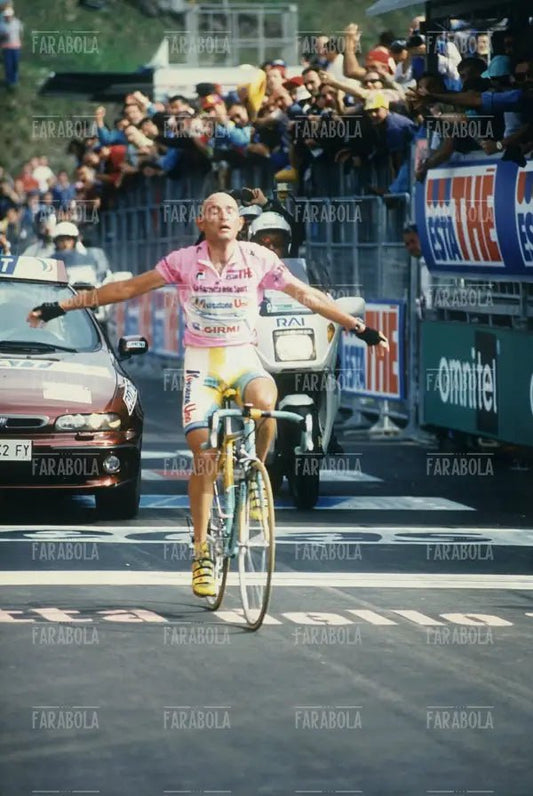 Marco Pantani all'arrivo di Plan di Montecampione, Giro d'Italia, 1998