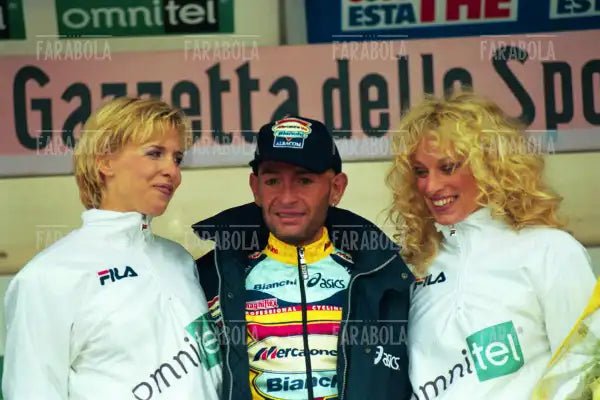 Marco Pantani in maglia rosa vince al Gran Sasso, Giro d'Italia, 1999