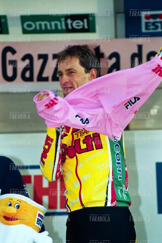 Ivan Gotti in maglia rosa sul podio dell'Aprica, Giro d'Italia, 1999