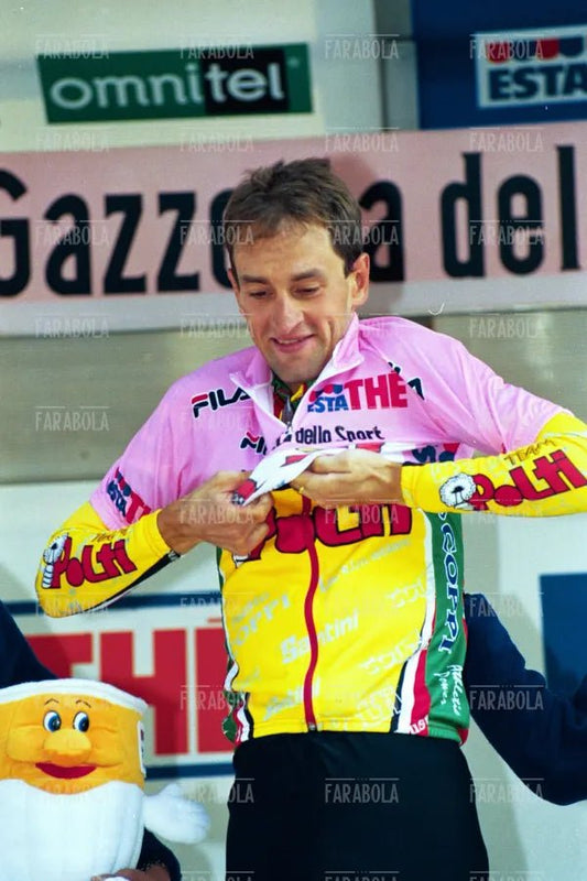 Ivan Gotti in maglia rosa sul podio dell'Aprica, Giro d'Italia, 1999