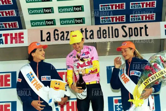Ivan Gotti in maglia rosa sul podio dell'Aprica, Giro d'Italia, 1999