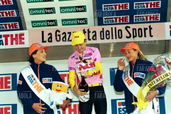 Ivan Gotti in maglia rosa sul podio dell'Aprica, Giro d'Italia, 1999