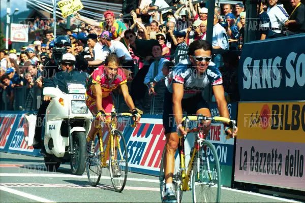 Gilberto Simoni e Ivan Gotti all'arrivo dell'Aprica, Giro d'Italia, 1999
