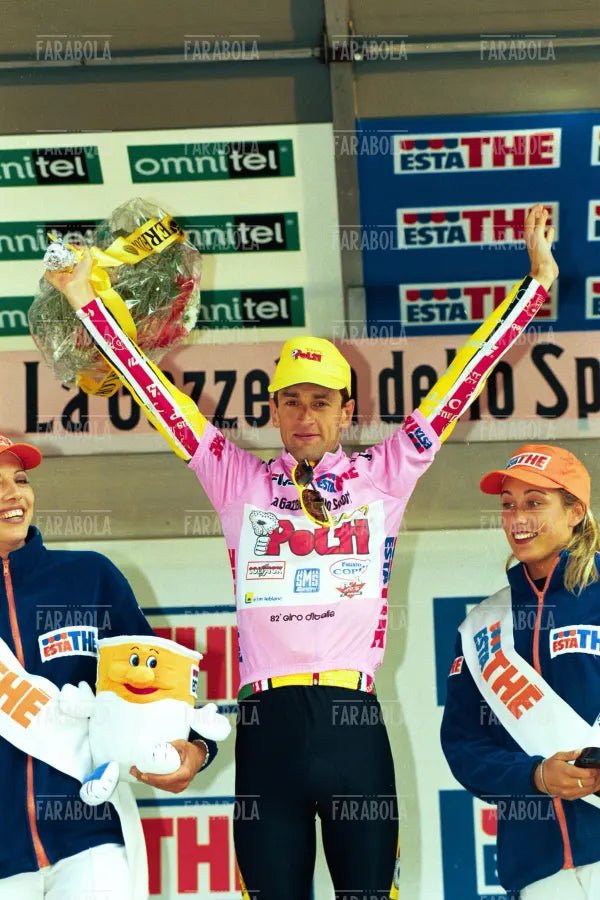 Ivan Gotti in maglia rosa sul podio dell'Aprica, Giro d'Italia, 1999