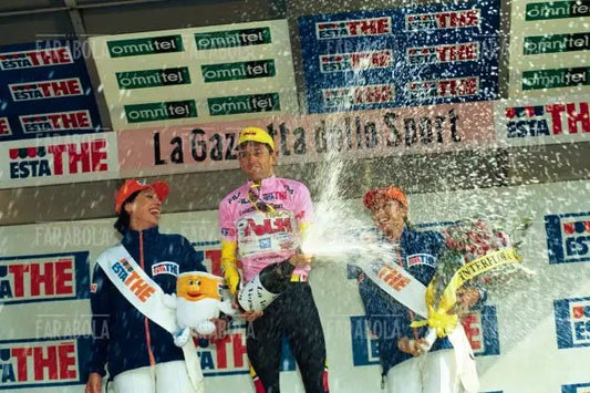 Ivan Gotti in maglia rosa sul podio dell'Aprica, Giro d'Italia, 1999