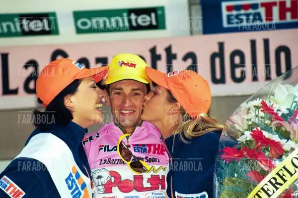 Ivan Gotti in maglia rosa sul podio dell'Aprica, Giro d'Italia, 1999