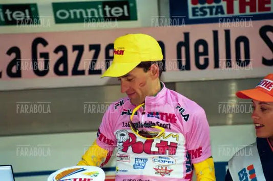 Ivan Gotti in maglia rosa sul podio dell'Aprica, Giro d'Italia, 1999