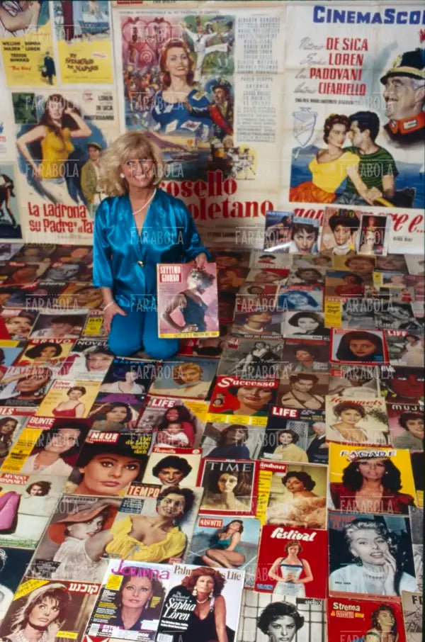 Mina Fabbri con le riviste e le locandine di Sophia Loren della sua collezione, Fognano, 1999